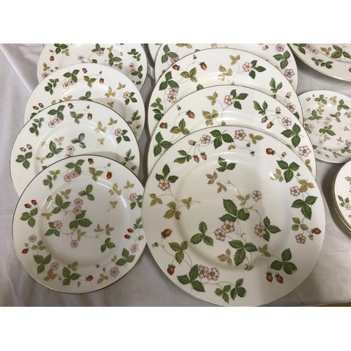 99 - Wedgwood Wild Strawberry dinner and tea ware 8 dinner plates 27.5cm w, 6 smaller plates 20.5cm w, 5 ... 