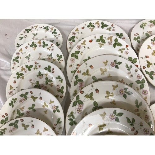 99 - Wedgwood Wild Strawberry dinner and tea ware 8 dinner plates 27.5cm w, 6 smaller plates 20.5cm w, 5 ... 