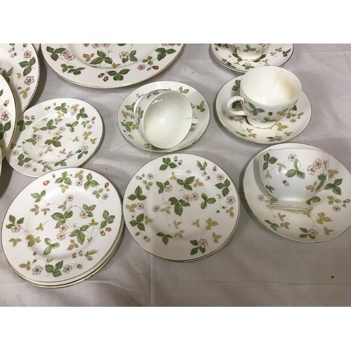 99 - Wedgwood Wild Strawberry dinner and tea ware 8 dinner plates 27.5cm w, 6 smaller plates 20.5cm w, 5 ... 