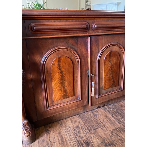 1153 - A good quality Victorian flame mahogany four door mirror backed sideboard with cellerette to interio... 