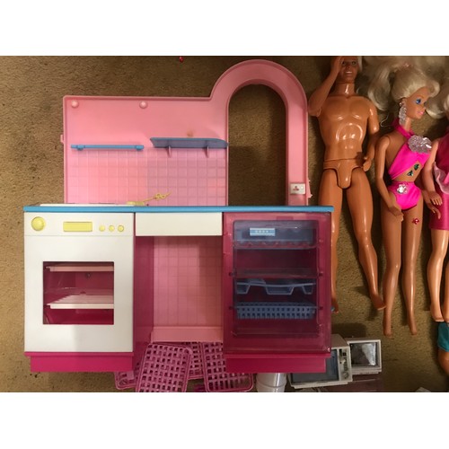 744a - Sindy collection, Mattel Sindy & Ken dolls clothing and a Sindy Kitchen Cafe with accessories, pots ... 