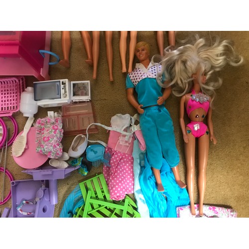 744a - Sindy collection, Mattel Sindy & Ken dolls clothing and a Sindy Kitchen Cafe with accessories, pots ... 