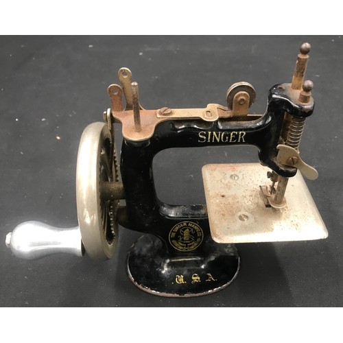 744d - A Childs Singer sewing machine, cast metal. 17 h x 20cm w.