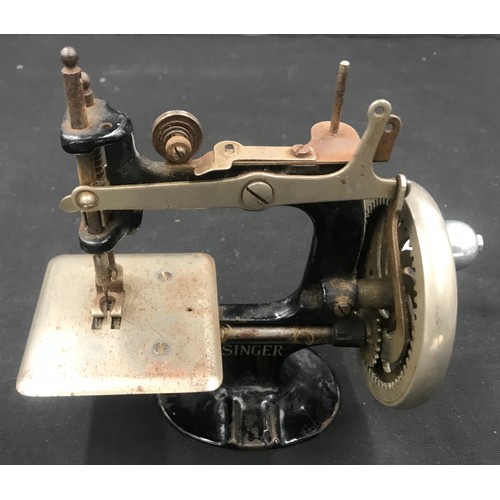 744d - A Childs Singer sewing machine, cast metal. 17 h x 20cm w.