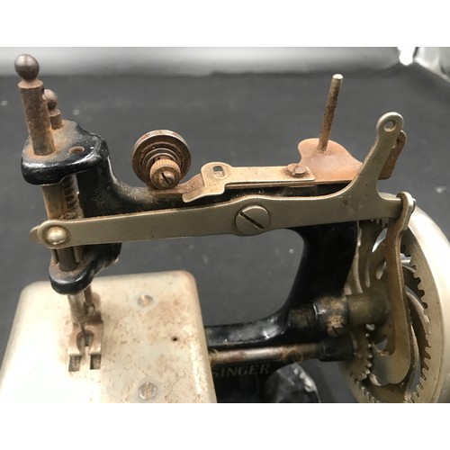 744d - A Childs Singer sewing machine, cast metal. 17 h x 20cm w.