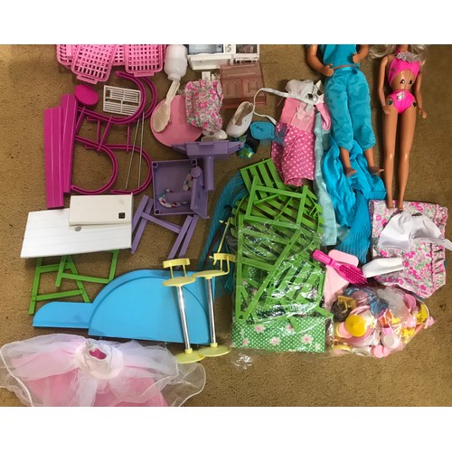 660 - Sindy collection, Mattel Sindy & Ken dolls clothing and a Sindy Kitchen Cafe with accessories, pots ... 