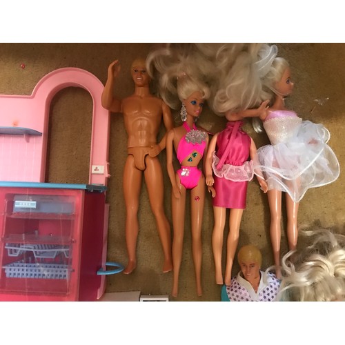 660 - Sindy collection, Mattel Sindy & Ken dolls clothing and a Sindy Kitchen Cafe with accessories, pots ... 