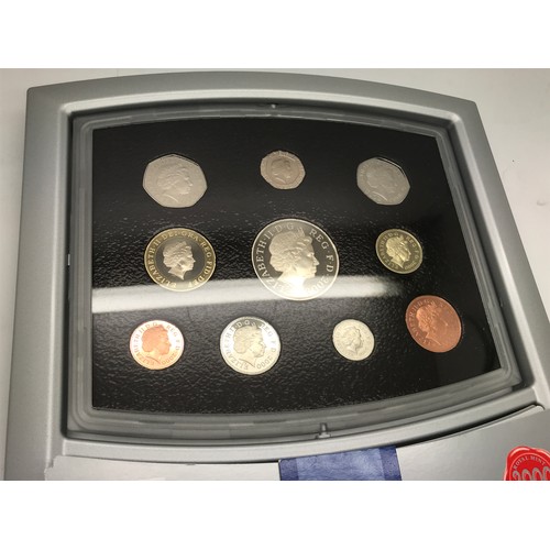 415 - A 2000 royal mint proof coin set.