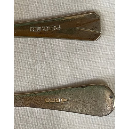 528 - Boxed (not original) Silver Spoon Sheffield 1905 and Pusher Sheffield 1945 (in total 51 grams), toge... 