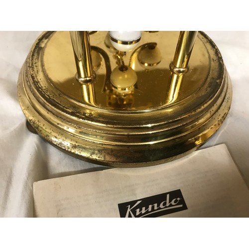 800 - A Kundo German brass dome glass cased anniversary clock with key, roman numerals, 400 day.