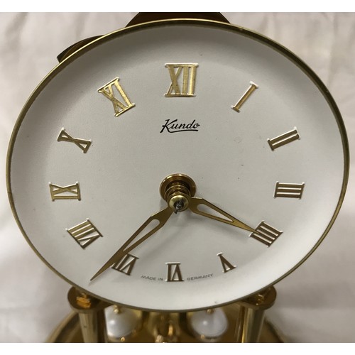 800 - A Kundo German brass dome glass cased anniversary clock with key, roman numerals, 400 day.