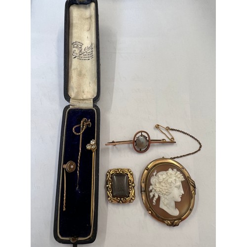 340 - Jewellery to include 3 stick pins, bar brooch with pearl, shell cameo brooch and mourning brooch, la... 