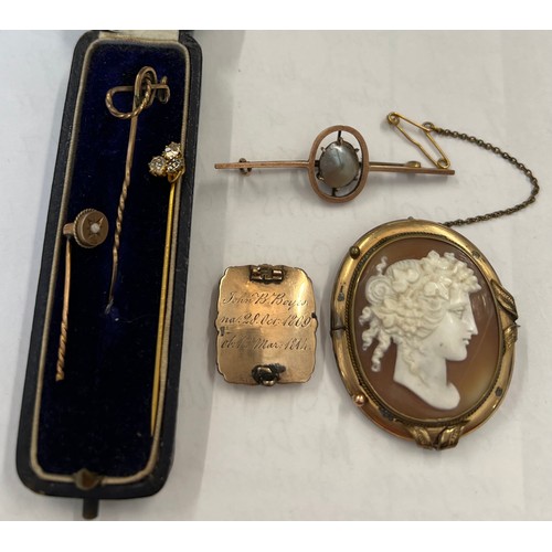 340 - Jewellery to include 3 stick pins, bar brooch with pearl, shell cameo brooch and mourning brooch, la... 