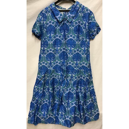 471 - A selection of vintage clothing to include a blue cotton print top, pinafore style blue dress, linen... 