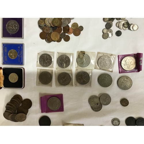 422 - Collection of coins to include 29 silver three pences, 2 pre 1947 shillings (51 grams), 10 1977 comm... 