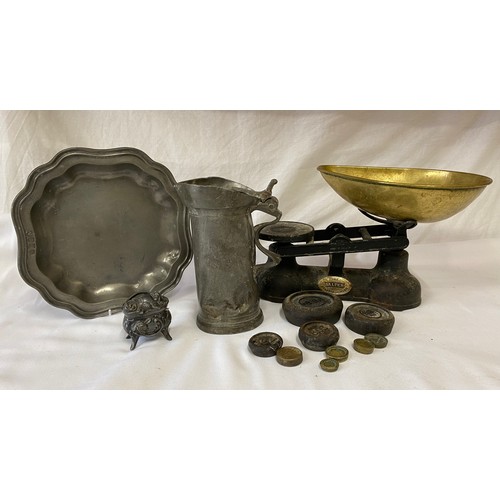 626 - Pewter ware to include a plate 26cm d with London touch mark, a lidded jug with base marks and a sma... 