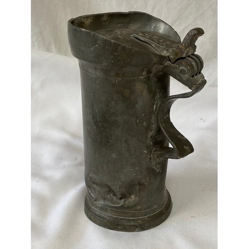 626 - Pewter ware to include a plate 26cm d with London touch mark, a lidded jug with base marks and a sma... 