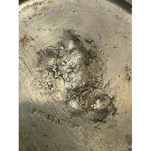 626 - Pewter ware to include a plate 26cm d with London touch mark, a lidded jug with base marks and a sma... 