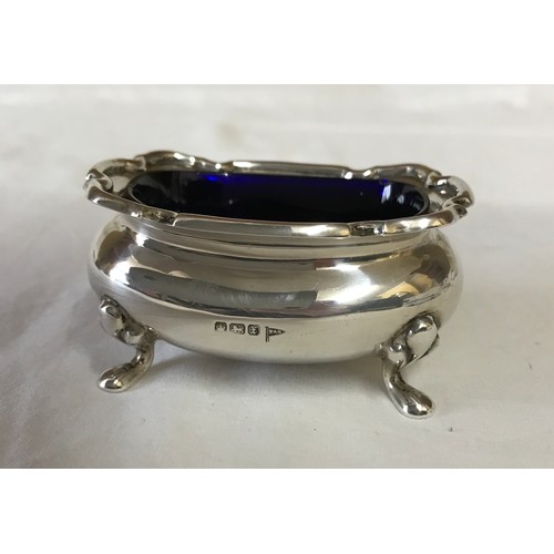 538 - A silver Walker & Hall 1915 mustard pot with blue liner. 55gms.