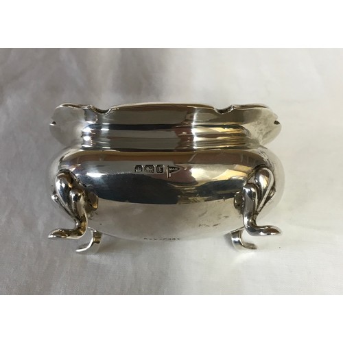 538 - A silver Walker & Hall 1915 mustard pot with blue liner. 55gms.