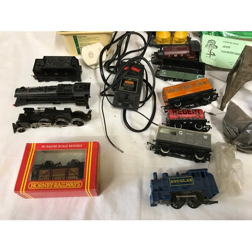 674 - Hornby OO gauge model train set, engine, goods wagons, buildings, track and accessories.