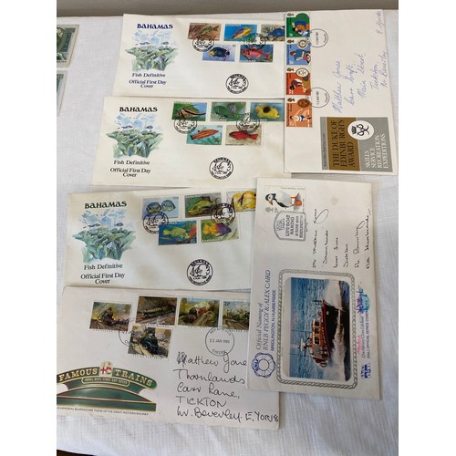 424 - Various British notes, British and Eire coins together with First Day covers for Bahamas, educationa... 