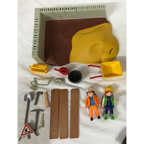 697 - Playmobil set to include 3126 Construction super set, 4138 Construction compact set, 7756 Corral Fen... 