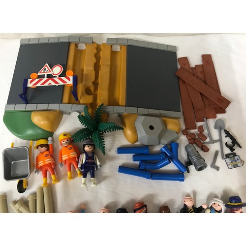 697 - Playmobil set to include 3126 Construction super set, 4138 Construction compact set, 7756 Corral Fen... 