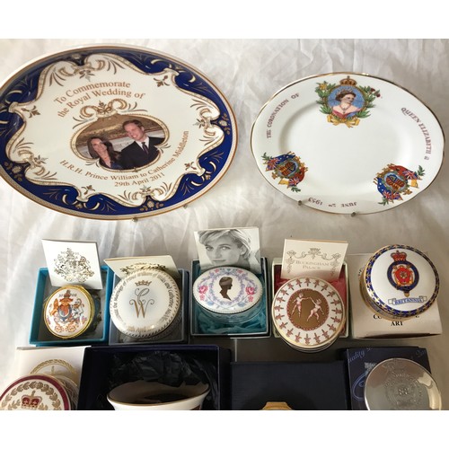 31 - A selection of commemorative items to include 2 x plates, 6 x trinkets, 1 x Royal Worcester candle, ... 