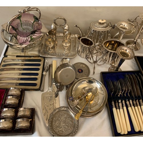 521 - A quantity of silver plated ware to include boxed cutlery, Art Nouveau glass dish on stand, tea serv... 