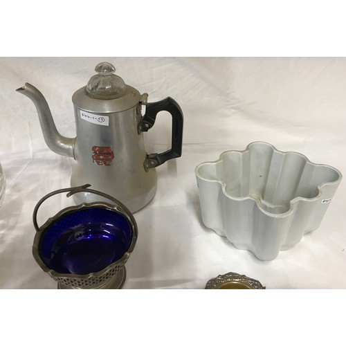 300 - Mixed lot to include a Tower aluminium coffee pot, glass fruit bowl 25.5cms diameter, glass vase, Sh... 