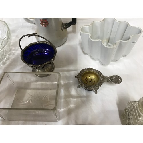 300 - Mixed lot to include a Tower aluminium coffee pot, glass fruit bowl 25.5cms diameter, glass vase, Sh... 