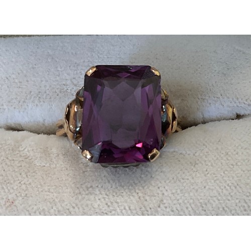 352 - Alexandrite set ring in 18ct gold. Size L. Weight 4.9gm.