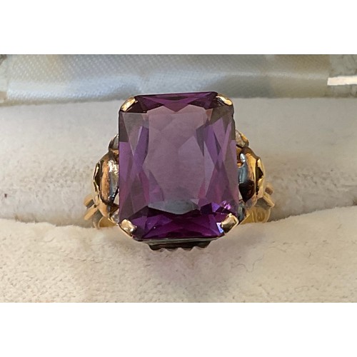 352 - Alexandrite set ring in 18ct gold. Size L. Weight 4.9gm.