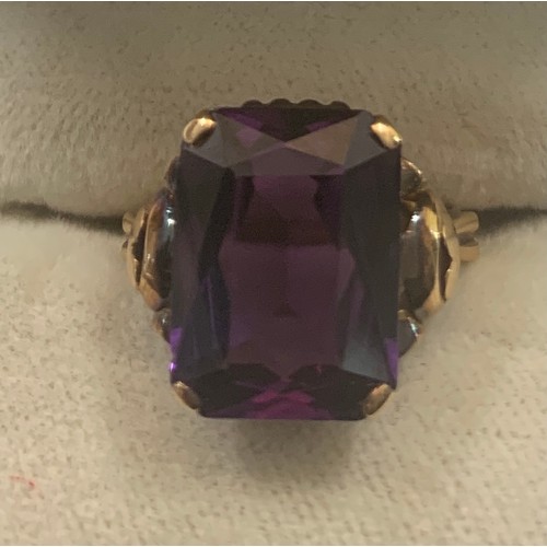 352 - Alexandrite set ring in 18ct gold. Size L. Weight 4.9gm.