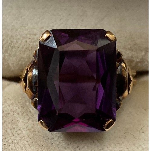 352 - Alexandrite set ring in 18ct gold. Size L. Weight 4.9gm.