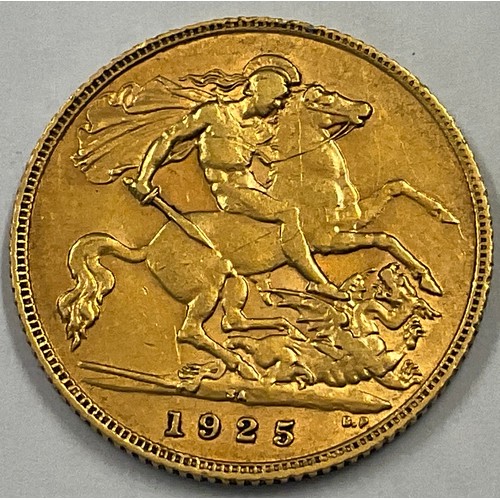 427 - A 1925 half sovereign.