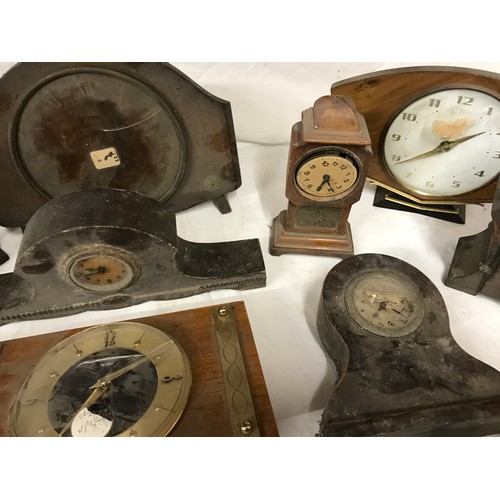 826 - Box of 17 assorted clocks suitable for spares/repairs.