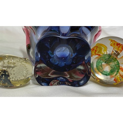 301 - Glassware to include a heavy Murano two tone vase approx 20cm h, 2 paper weights, one in shape of a ... 