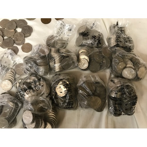 430 - A large collection of British coinage. pre and post decimal. mainly 5p and 10p coins, some earlier s... 