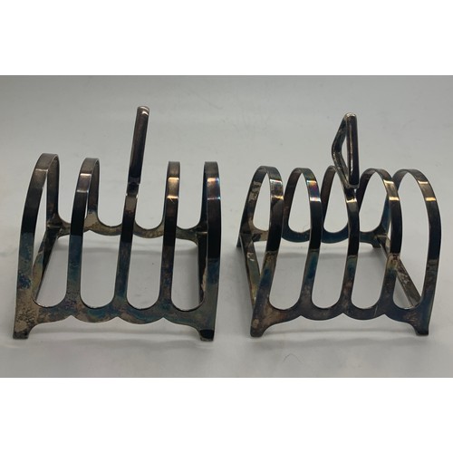 549 - A pair of silver toast racks Sheffield 1945. 124gm. 7.5cm w.