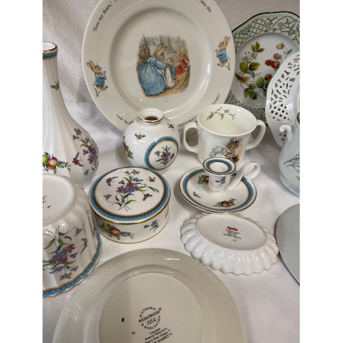 89 - Ceramics to include 6 pieces of Spode 'Trapnell' to include vases, tallest 19cm, dishes and candlest... 