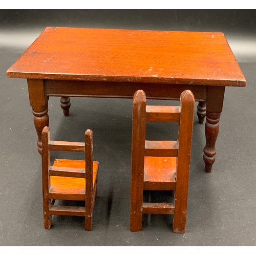 711 - Dolls table and chairs 19thC/early 20thC. Table 30 x 17 x 16cm h.