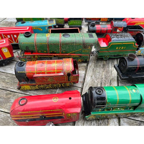 716 - A collection of vintage tinplate railway trainset trains and locomotives etc to include Golden Eagle... 