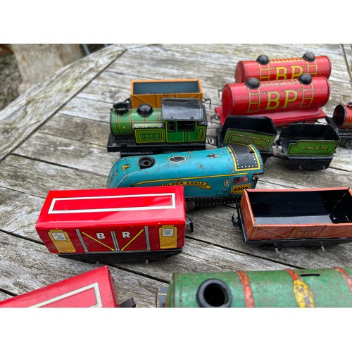 716 - A collection of vintage tinplate railway trainset trains and locomotives etc to include Golden Eagle... 