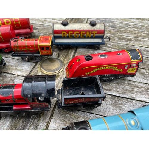 716 - A collection of vintage tinplate railway trainset trains and locomotives etc to include Golden Eagle... 