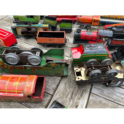 716 - A collection of vintage tinplate railway trainset trains and locomotives etc to include Golden Eagle... 