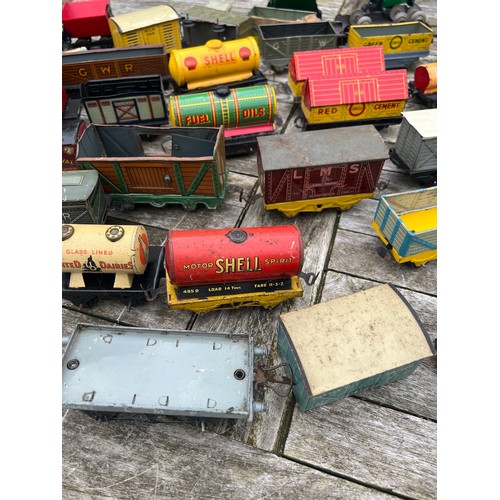 717 - A collection of vintage tinplate railway carriages.