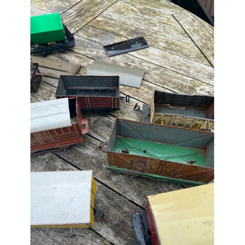 717 - A collection of vintage tinplate railway carriages.