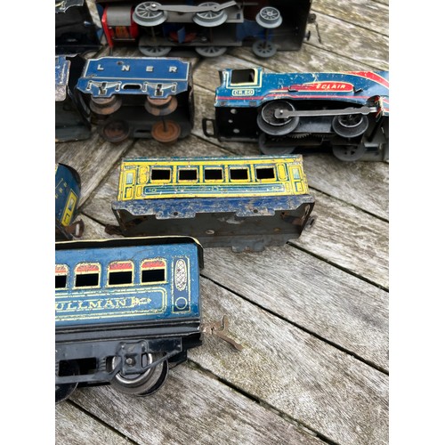 721 - Tin plate clockwork train and carriages to include Merlin 60027 x 2, Dominion of Canada 4491, 4489, ... 